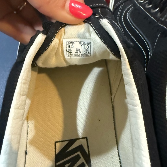 Vans ComfyCush Old Skool Black and White Sneakers
Men’s size 9.5
Woman’s size 11 - Picture 4 of 4